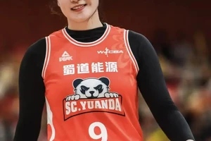 如何提升女篮小前锋在高强度比赛中的表现:策略与技巧